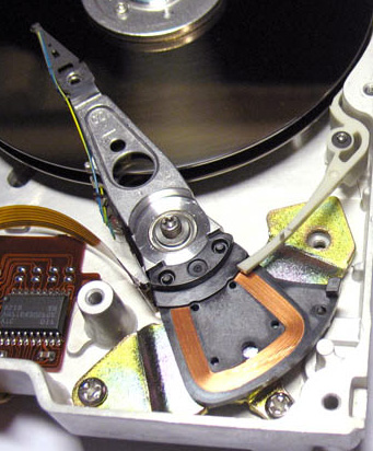 Головка жесткого диска в увеличином виде (разобранный жесткий диск)