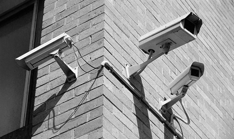 Камеры видеонаблюдения на фасаде здания